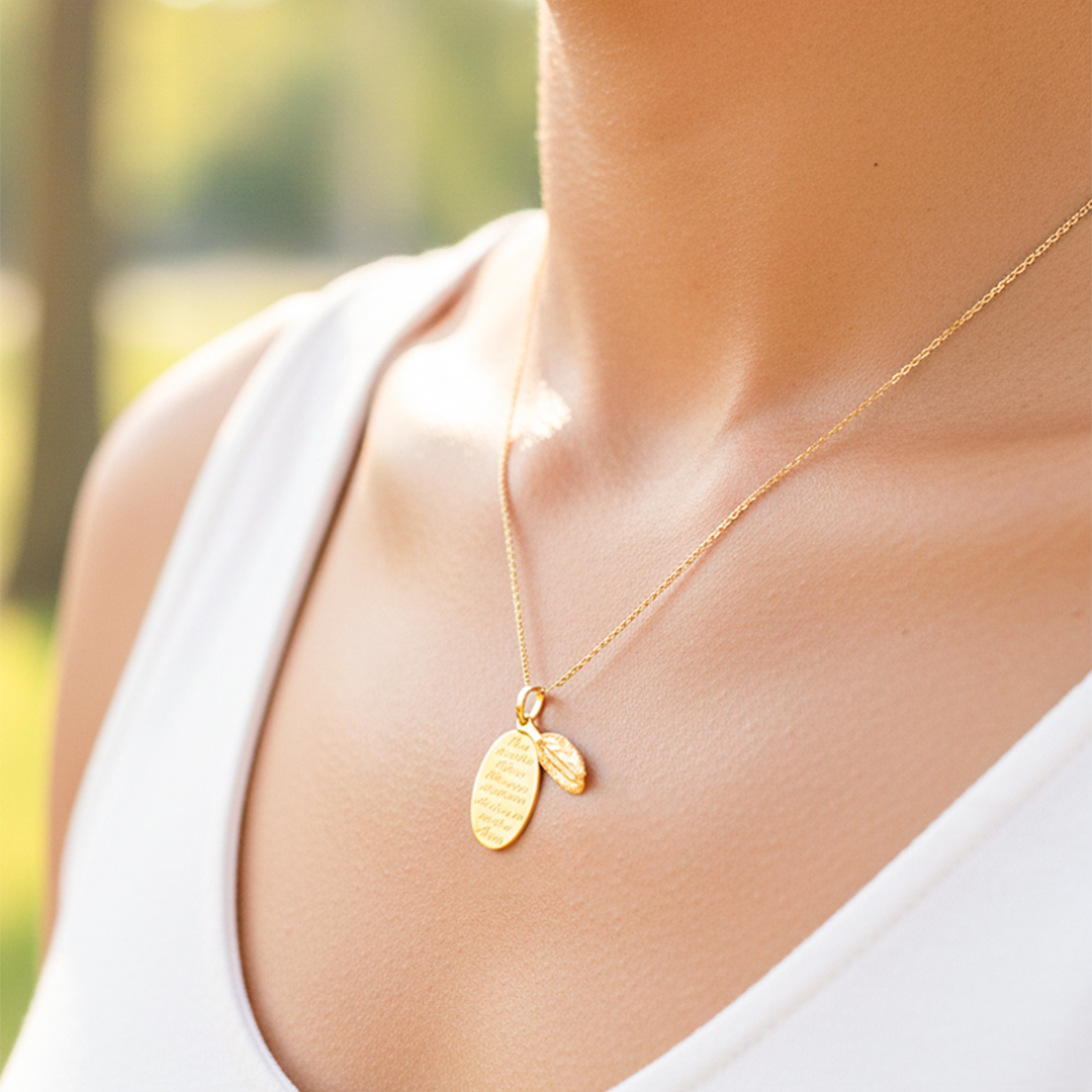 Cuello de modelo usando una cadena con un dije en forma de la Virgen de Guadalupe en oro amarillo de 18 quilates de Joyería Caracas.