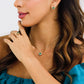 Cuello de mujer con cadena y dije en forma de corazón en oro amarillo de 18 quilates, esmeralda en forma de corazón y diamantes alrededor de color blanco, hecho en Joyería Caracas. 