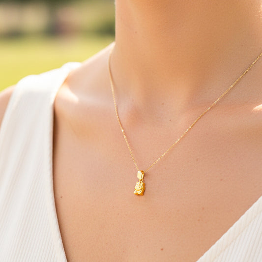 Cuello de modelo usando una cadena con un dije en forma de Hipopótamo en oro amarillo de 18 quilates de Joyería Caracas.