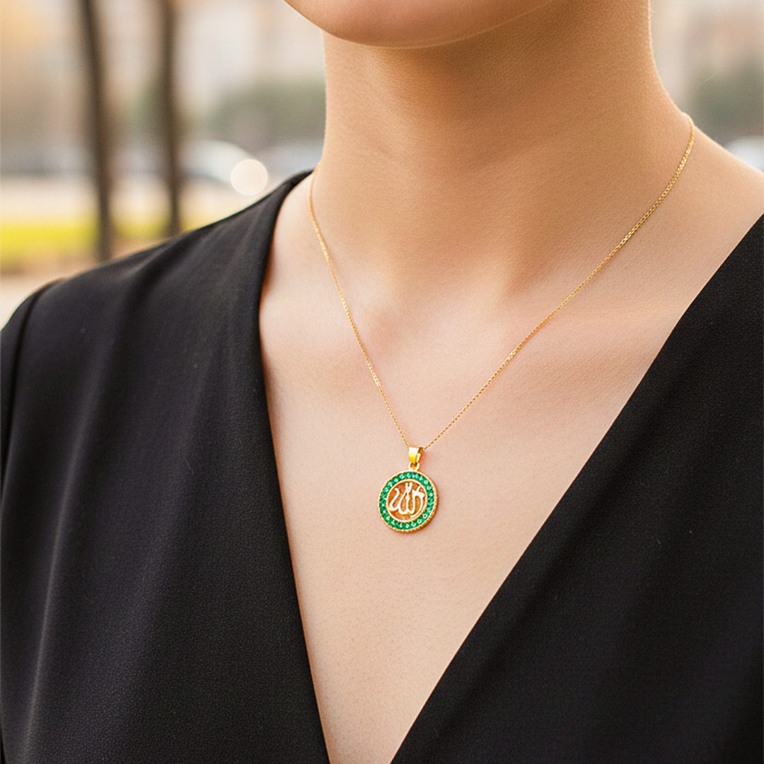 Cuello de modelo usando una cadena con un dije en forma redondo en oro amarillo de 18 quilates con cristales verdes alrededor de Joyería Caracas.