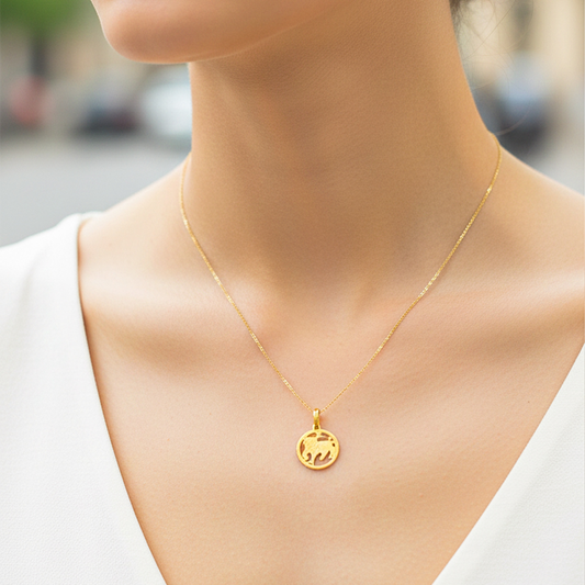 Cuello de modelo usando una cadena con un dije en forma del signo zodiacal de Leo en oro amarillo de 18 quilates de Joyería Caracas.