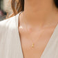 Cuello de modelo usando una cadena con un dije en forma de la letra A mini en oro amarillo de 18 quilates de Joyería Caracas.