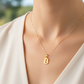 Cuello de modelo usando una cadena con un dije de letra B lisa en oro amarillo de 18 quilates de Joyería Caracas.