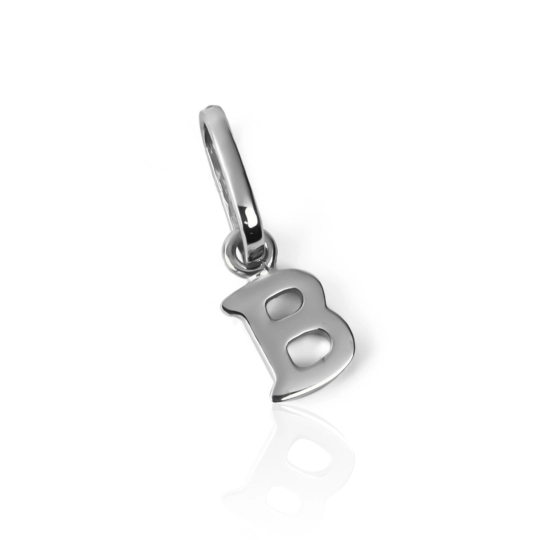 Dije Letra B mini JC está hecho de oro 18K y es una joya exclusiva de Joyería Caracas. Con su garantía de por vida.