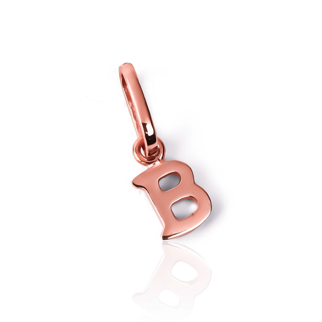 Dije Letra B mini JC está hecho de oro 18K y es una joya exclusiva de Joyería Caracas. Con su garantía de por vida.