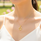 Cuello de modelo usando una cadena con un dije de la letra H en oro amarillo de 18 quilates con cristales de Joyería Caracas.