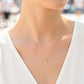 Cuello de modelo usando una cadena con un dije de la letra L en oro amarillo de 18 quilates con cristales de Joyería Caracas.