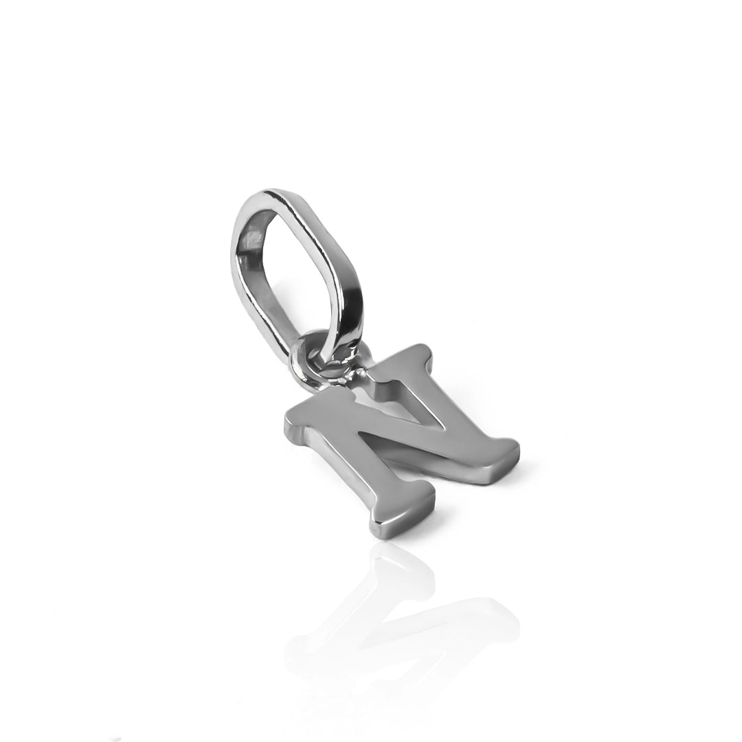 Dije Letra N mini JC está hecho de oro 18K y es una joya exclusiva de Joyería Caracas. Con su garantía de por vida.