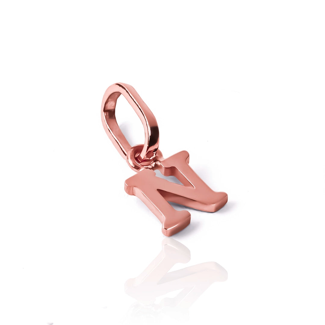Dije Letra N mini JC está hecho de oro 18K y es una joya exclusiva de Joyería Caracas. Con su garantía de por vida.