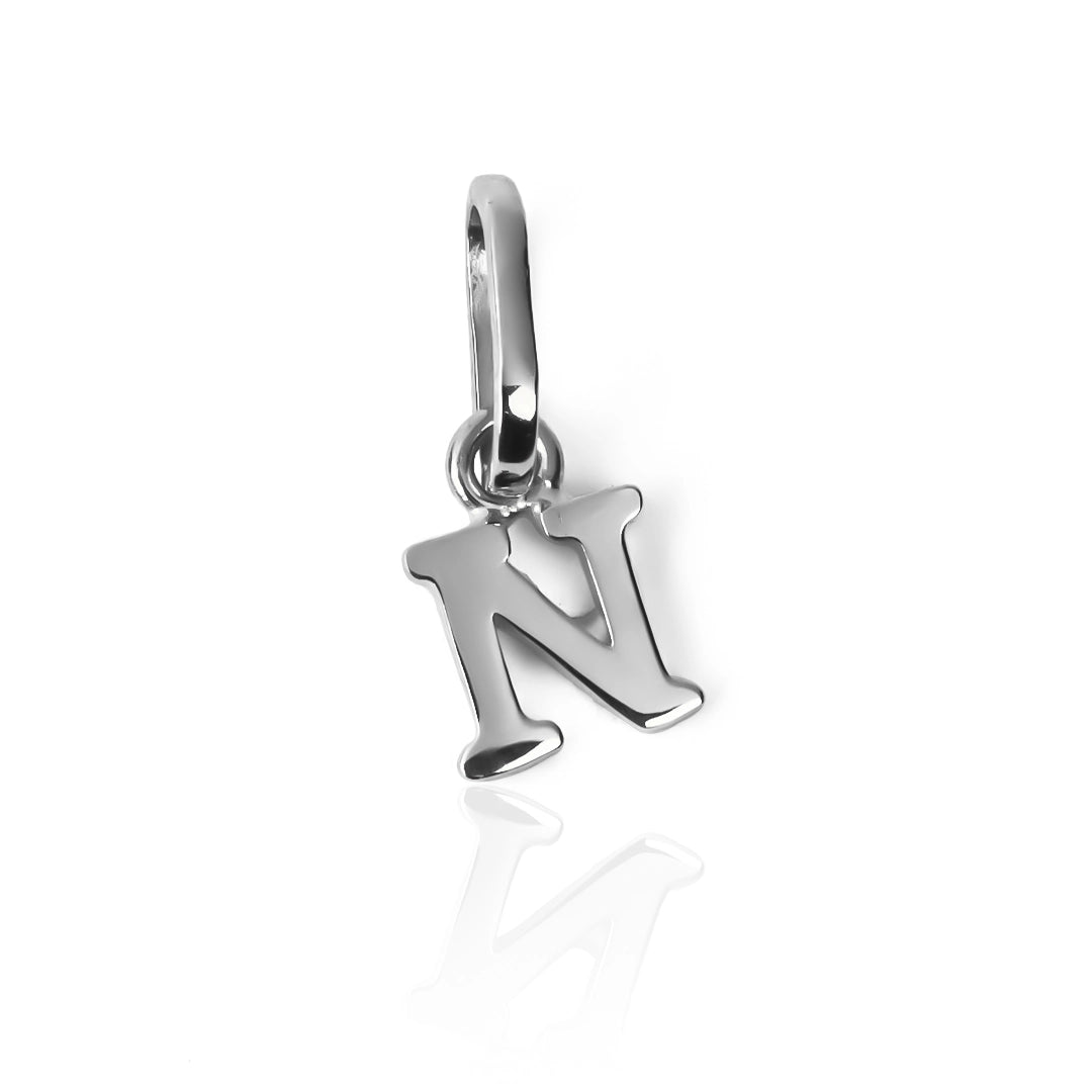 Dije Letra N mini JC está hecho de oro 18K y es una joya exclusiva de Joyería Caracas. Con su garantía de por vida.