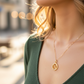 Cuello de modelo usando una cadena con un dije de la letra N en oro amarillo de 18 quilates con cristales de Joyería Caracas.