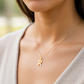 Cuello de modelo usando una cadena con un dije de letra R lisa en oro amarillo de 18 quilates de Joyería Caracas.