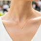 Cuello de modelo usando una cadena con un dije en forma de letra R en oro amarillo de 18 quilates de Joyería Caracas.