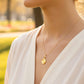 Cuello de modelo usando una cadena con un dije de la letra U con marco en oro amarillo de 18 quilates de Joyería Caracas.