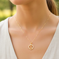 Cuello de modelo usando una cadena con un dije de la letra W en oro amarillo de 18 quilates con cristales de Joyería Caracas.