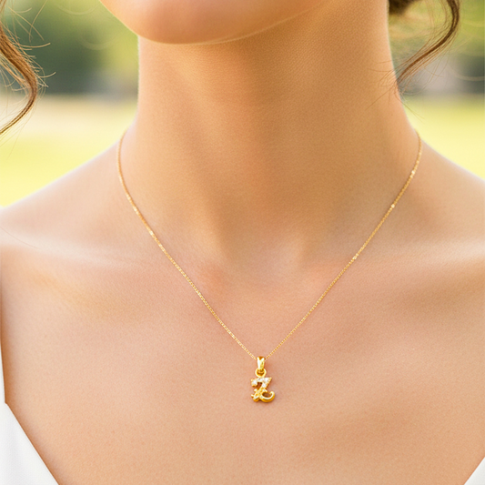 Cuello de modelo usando una cadena con un dije de la letra española en oro amarillo de 18 quilates de Joyería Caracas.