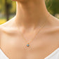 Cuello de modelo usando una cadena con un dije en forma de mándala en oro amarillo de 18 quilates con cristales azules y blancos de Joyería Caracas.