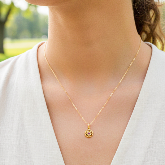 Cuello de modelo usando una cadena con un dije en forma de mándala en oro amarillo de 18 quilates con cristales de Joyería Caracas.