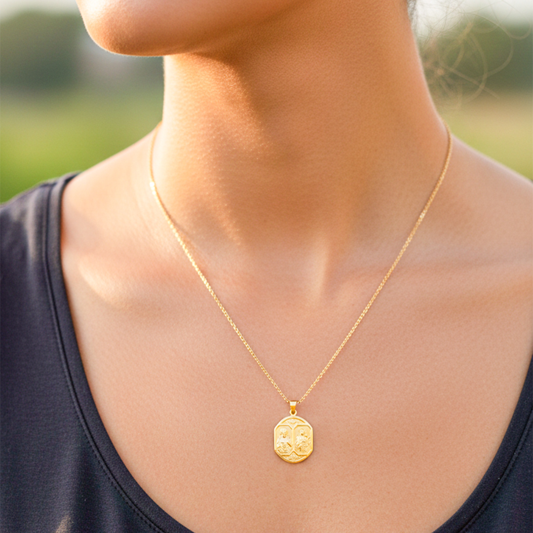 Cuello de modelo usando una cadena con un dije en forma de medalla de escapulario en oro amarillo de 18 quilates de Joyería Caracas.