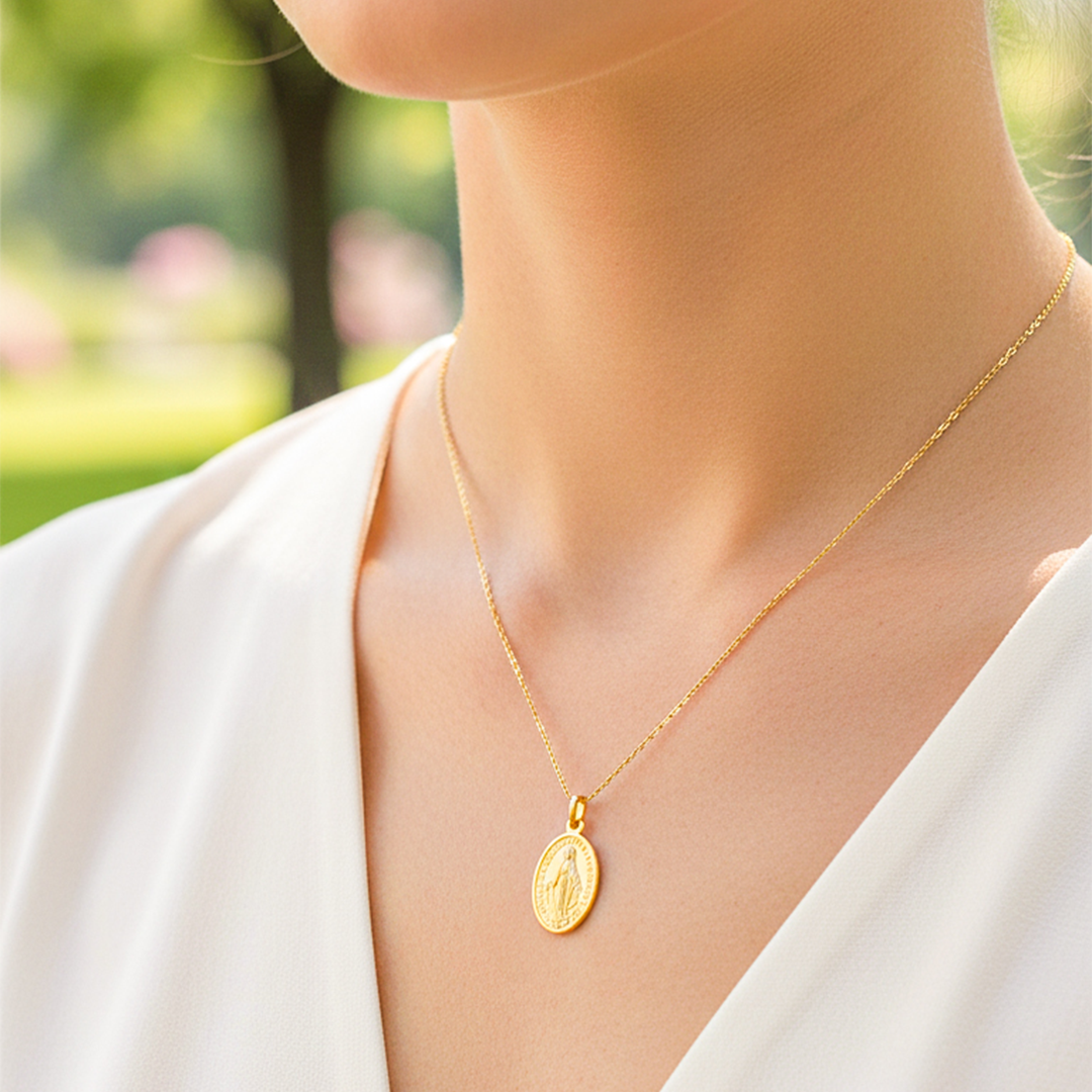 Cuello de modelo usando una cadena con un dije la Virgen Milagrosa especial en oro amarillo de 18 quilates de Joyería Caracas.
