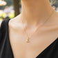 Cuello de modelo usando una cadena con un dije en forma de niña con perro en oro amarillo de 18 quilates con cristales de Joyería Caracas.