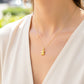 Cuello de modelo usando una cadena con un dije en forma de osito en oro amarillo de 18 quilates de Joyería Caracas.