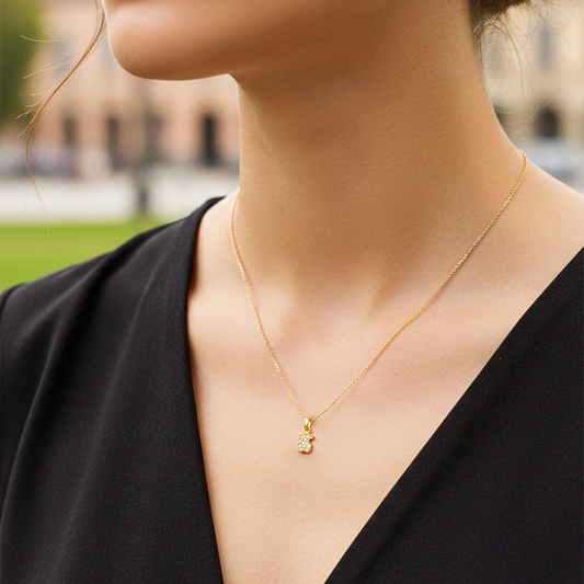 Cuello de modelo usando una cadena con un dije en forma de oso en oro amarillo de 18 quilates con cristales de Joyería Caracas.