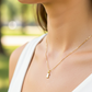 Cuello de modelo usando una cadena con un dije en forma de oso en oro amarillo de 18 quilates de Joyería Caracas.
