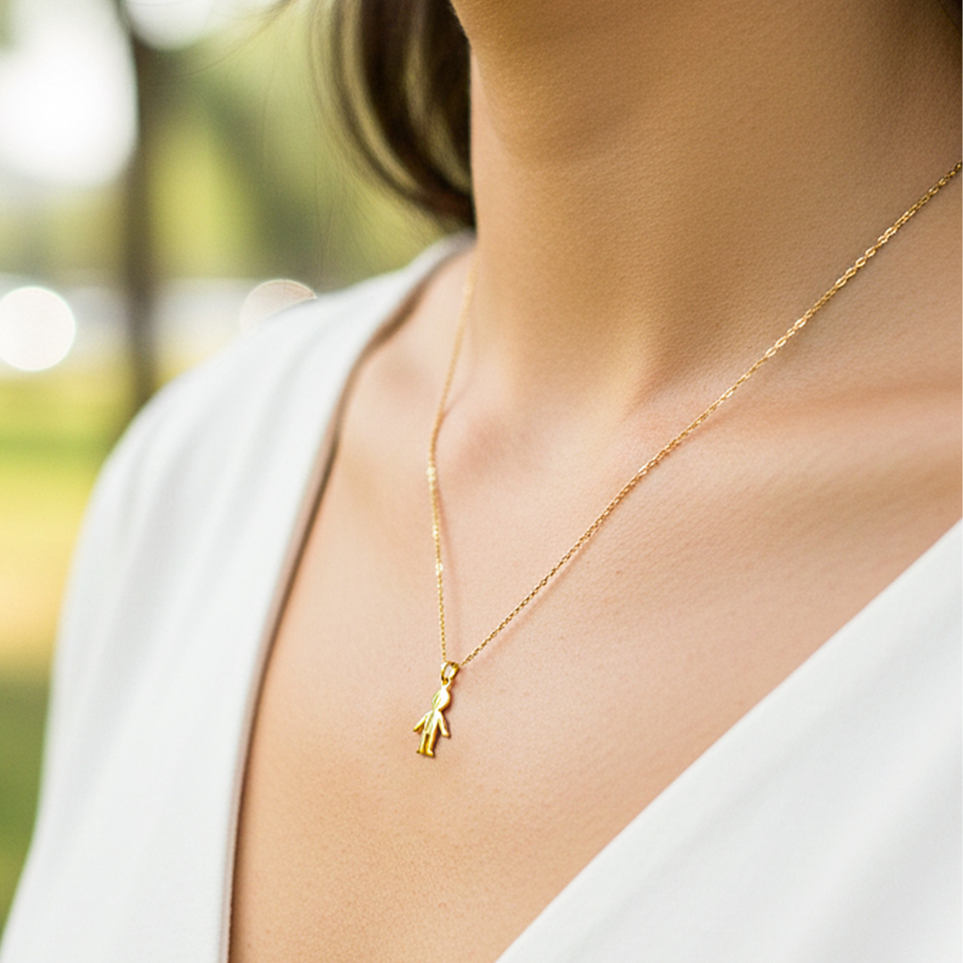 Cuello de modelo usando una cadena con un dije en forma de Papá en oro amarillo de 18 quilates de Joyería Caracas.