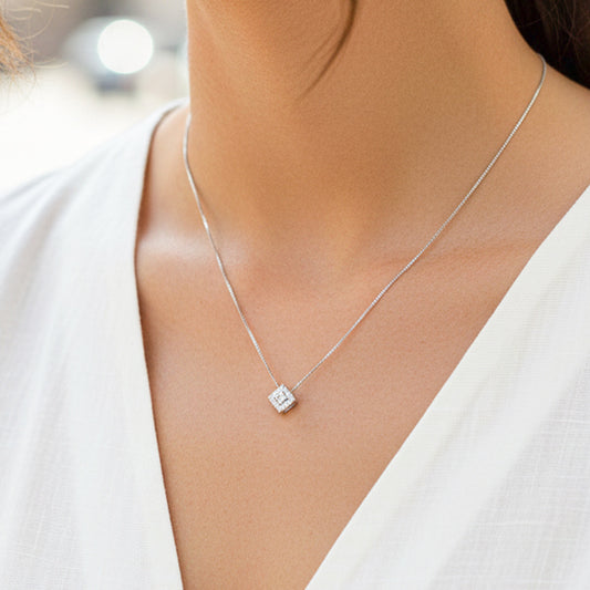 Cuello de modelo usando una cadena con un dije pasante princess en oro blanco de 18 quilates de Joyería Caracas.