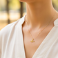Cuello de modelo usando una cadena con un dije en forma de pez con la palabra Jesús en oro amarillo de 18 quilates de Joyería Caracas.