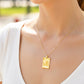 Cuello de modelo usando una cadena con un dije de placa con foto grabado en oro amarillo de 18 quilates de Joyería Caracas.