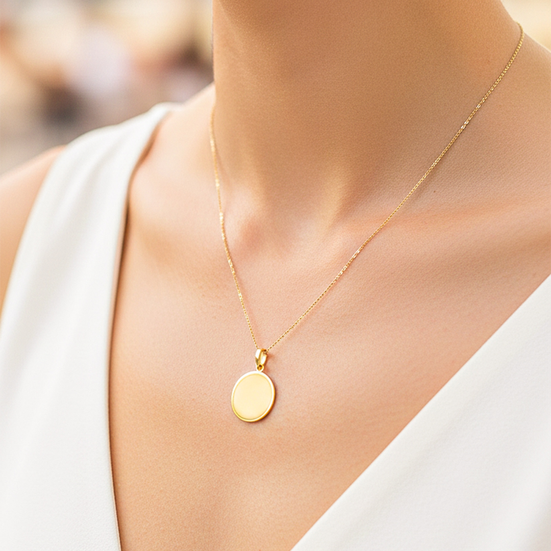 Cuello de modelo usando una cadena con un dije en forma de corazón con angelito en oro amarillo de 18 quilates de Joyería Caracas.