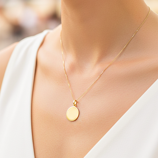 Cuello de modelo usando una cadena con un dije en forma de corazón con angelito en oro amarillo de 18 quilates de Joyería Caracas.