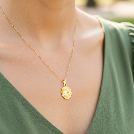 Cuello de modelo usando una cadena con un dije en forma de Placa de la Virgen del Carmen en oro amarillo de 18 quilates de Joyería Caracas.