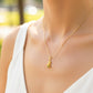 Cuello de modelo usando una cadena con un dije Precolombino en forma de en oro amarillo de 18 quilates de Joyería Caracas.