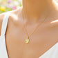 Cuello de modelo usando una cadena con un dije de placa del Rostro de la Virgen de Guadalupe  de en oro amarillo de 18 quilates de Joyería Caracas.