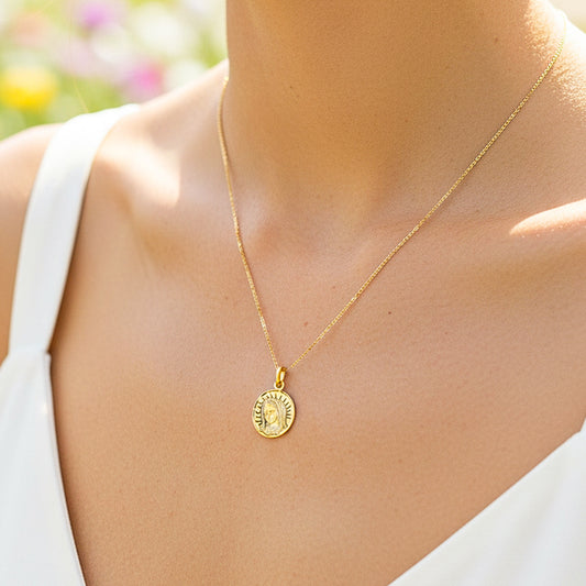 Cuello de modelo usando una cadena con un dije de placa del Rostro de la Virgen de Guadalupe  de en oro amarillo de 18 quilates de Joyería Caracas.