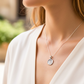 Cuello de modelo usando una cadena con un dije en forma de Sagrado corazón en oro blanco de 18 quilates de Joyería Caracas.