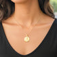 Cuello de modelo usando una cadena con un dije en forma de Sagrado Corazón con Virgen del Carmen en oro amarillo de 18 quilates de Joyería Caracas.