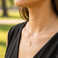 Cuello de modelo usando una cadena con un dije en forma de estrella en oro amarillo de 18 quilates de Joyería Caracas.