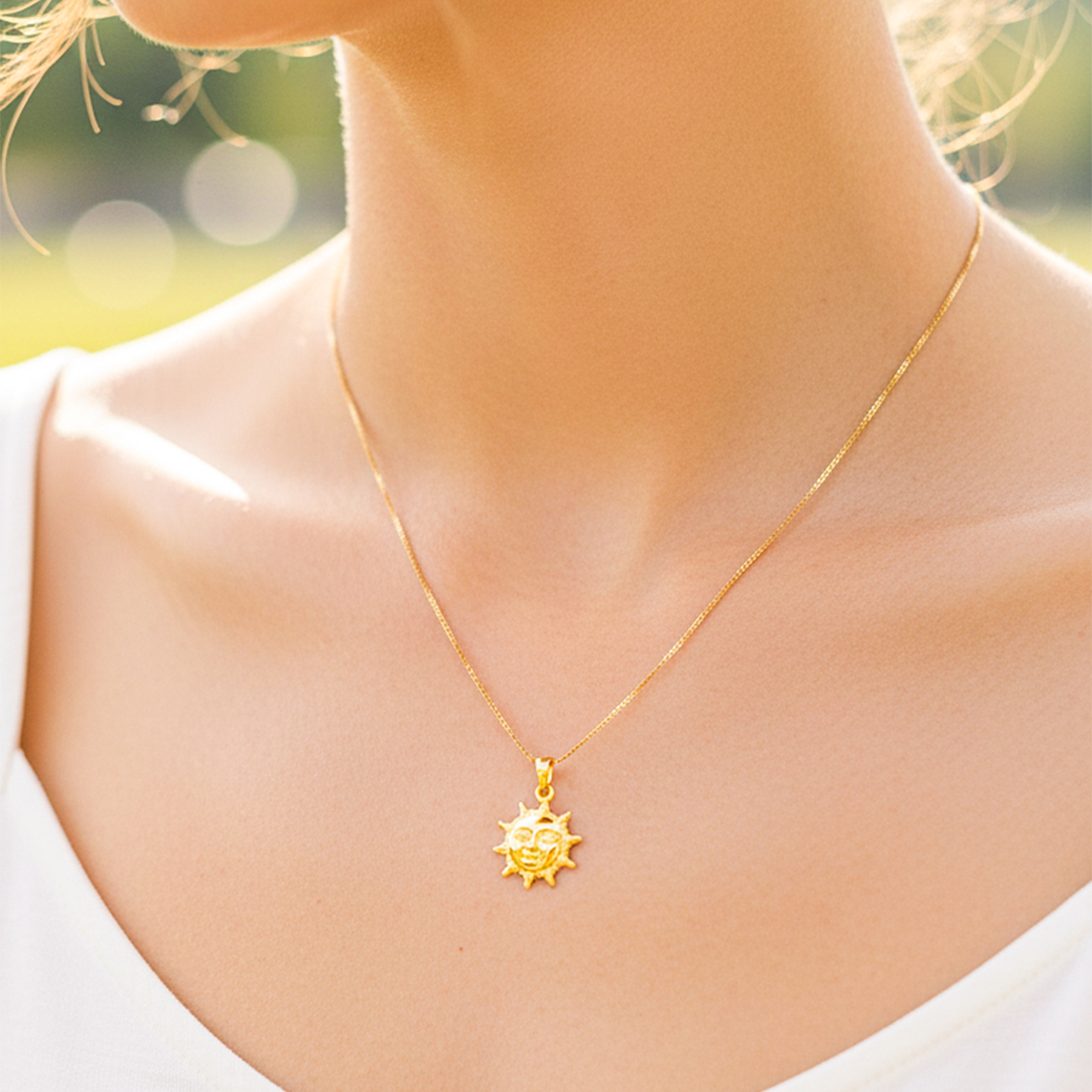 Cuello de modelo usando una cadena con un dije en forma de sol en oro amarillo de 18 quilates de Joyería Caracas.