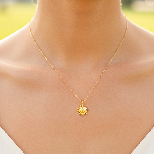 Cuello de modelo usando una cadena con un dije en forma de sol en oro amarillo de 18 quilates de Joyería Caracas.