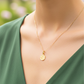 Cuello de modelo usando una cadena con un dije de tetragrámaton mini en oro amarillo de 18 quilates de Joyería Caracas.