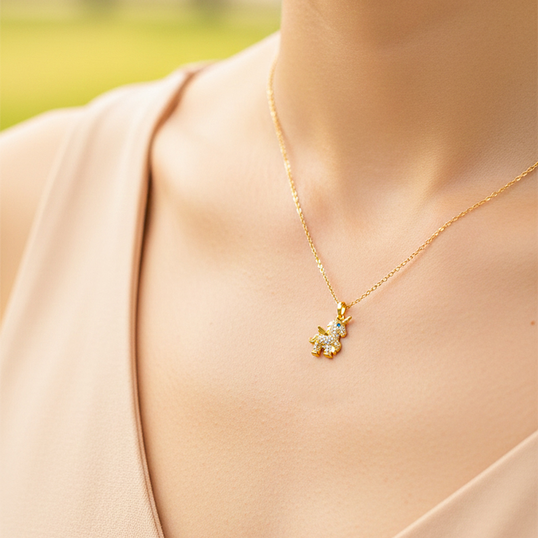 Cuello de modelo usando una cadena con un dije en forma de Unicornio en oro amarillo de 18 quilates con cristales de Joyería Caracas.