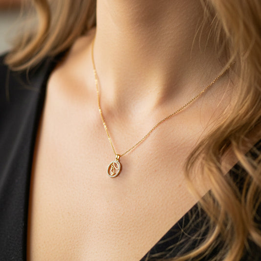 Cuello de modelo usando una cadena con un dije de la Virgen María en oro amarillo de 18 quilates de Joyería Caracas.