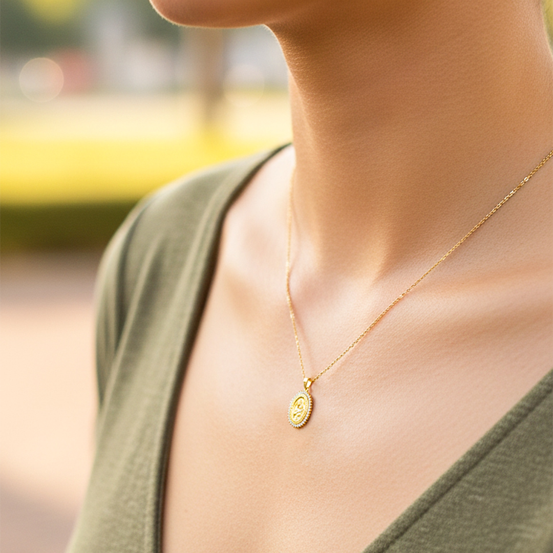 Cuello de modelo usando una cadena con un dije en forma de la Virgen del Carmen en oro amarillo de 18 quilates con cristales de Joyería Caracas.
