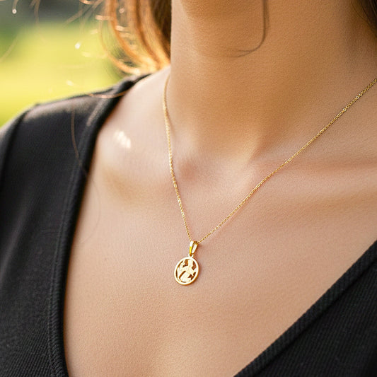 Cuello de modelo usando una cadena con un dije del signo zodiacal de Virgo en oro amarillo de 18 quilates de Joyería Caracas.