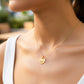 Cuello de modelo usando una cadena con un dije en forma perro Yorkie en oro amarillo de 18 quilates de Joyería Caracas.