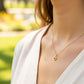 Cuello de modelo usando una cadena con un dije en forma de la silueta de corazón en oro amarillo de 18 quilates de Joyería Caracas.